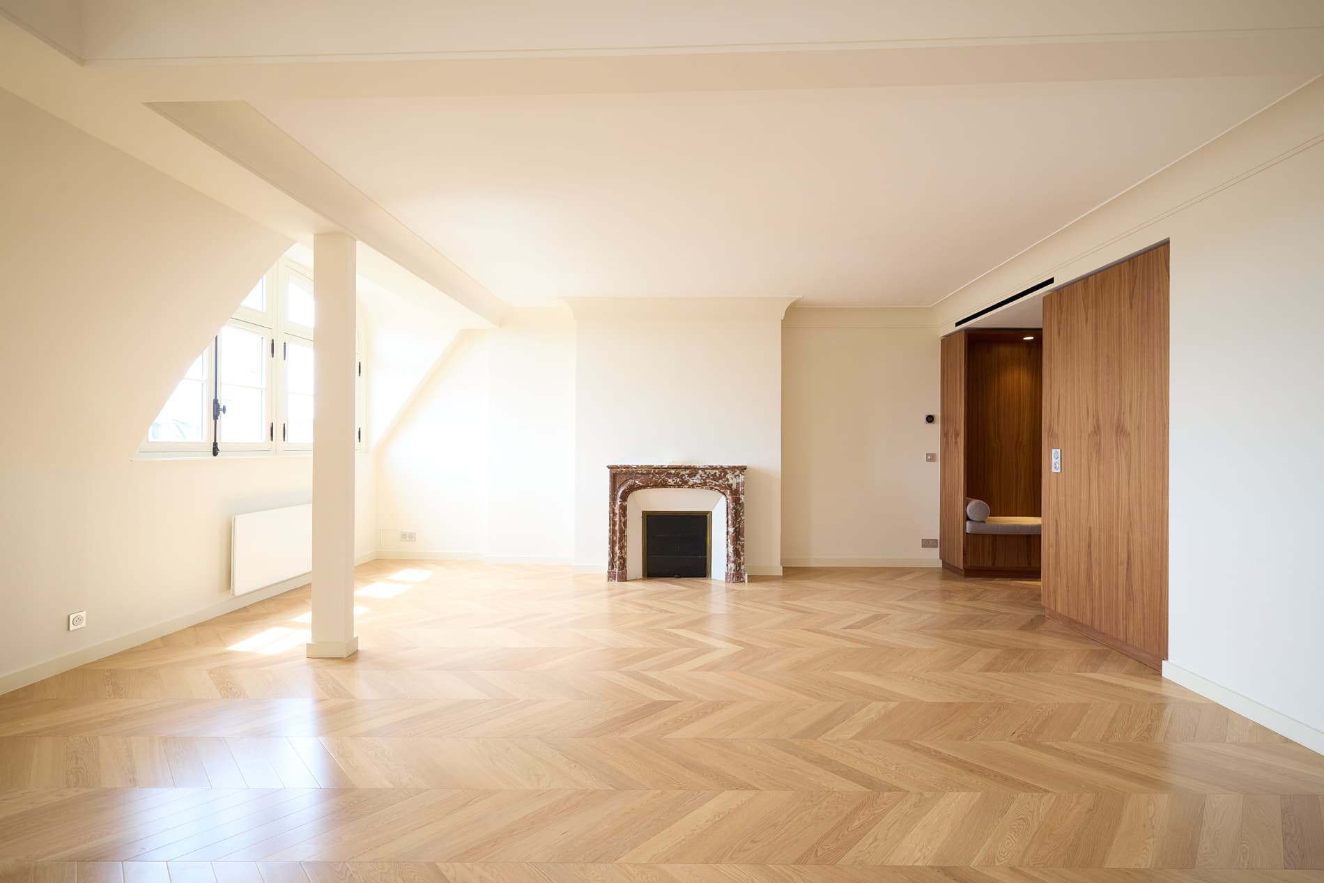Vue grand angle d’une maison rénovée, façade et extérieurs soignés
